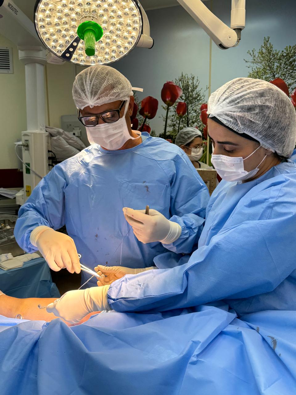 Dr. Alexandre Campello em procedimento cirúrgico com a equipe, no centro cirúrgico