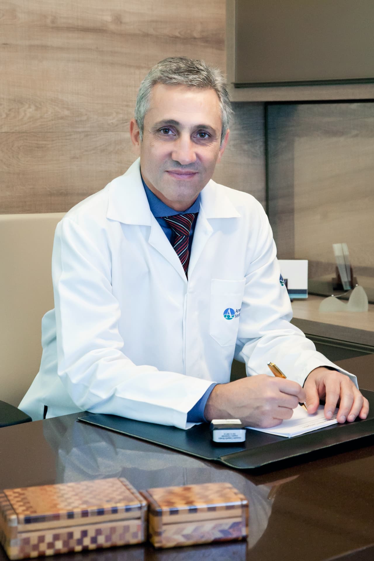 Dr. Alexandre Campello em seu consultório