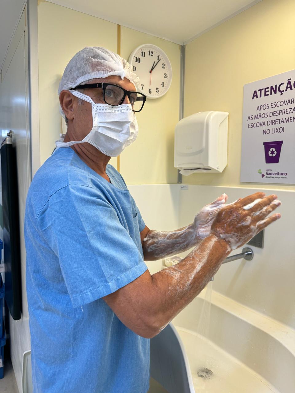 Dr. Alexandre Campello no preparo para procedimento cirúrgico